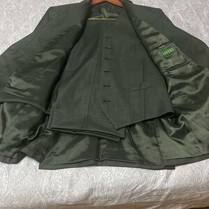 Lauren Ralph Lauren 3-piece charcoal gray suit. Excellent condition.